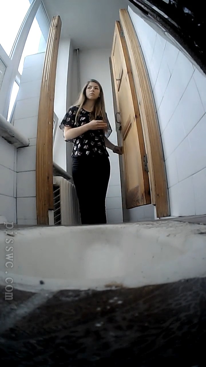 Скрытое видео из женского туалета